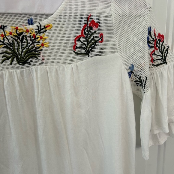 White Embroidered Floral Top Tee Size Petite Medium - Picture 11 of 12